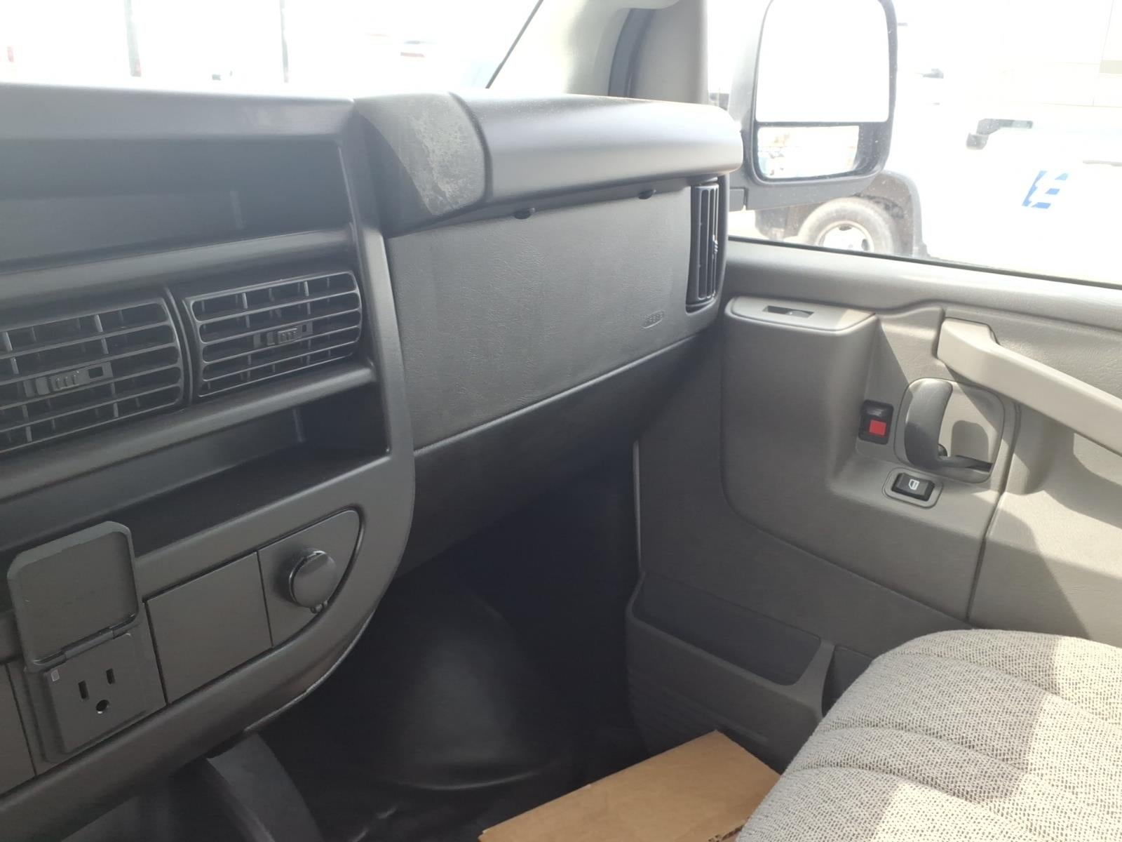 2025 Chevrolet Express Cutaway 3500 1WT