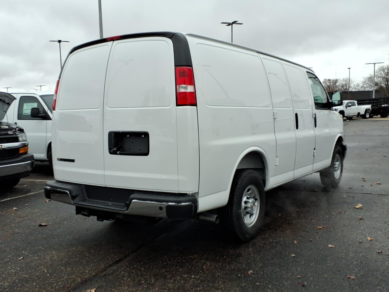2025 Chevrolet Express Cargo WT