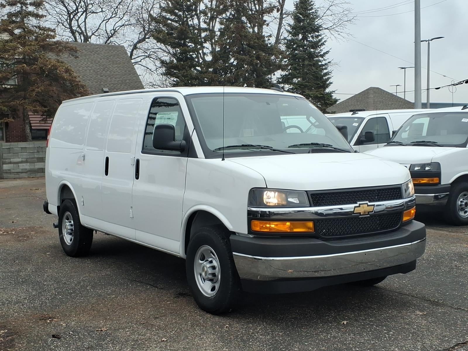 2025 Chevrolet Express Cargo WT
