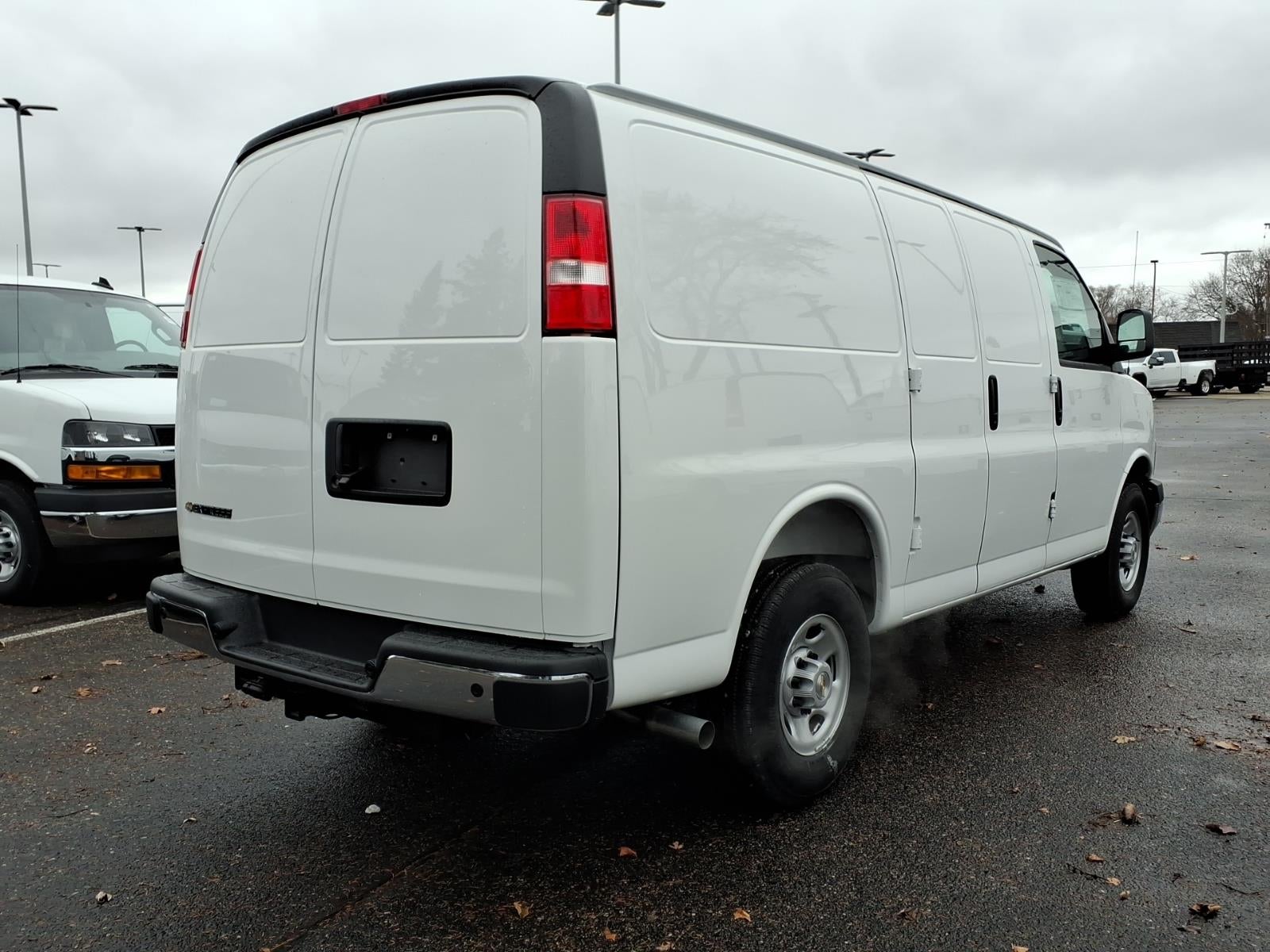 2025 Chevrolet Express Cargo WT