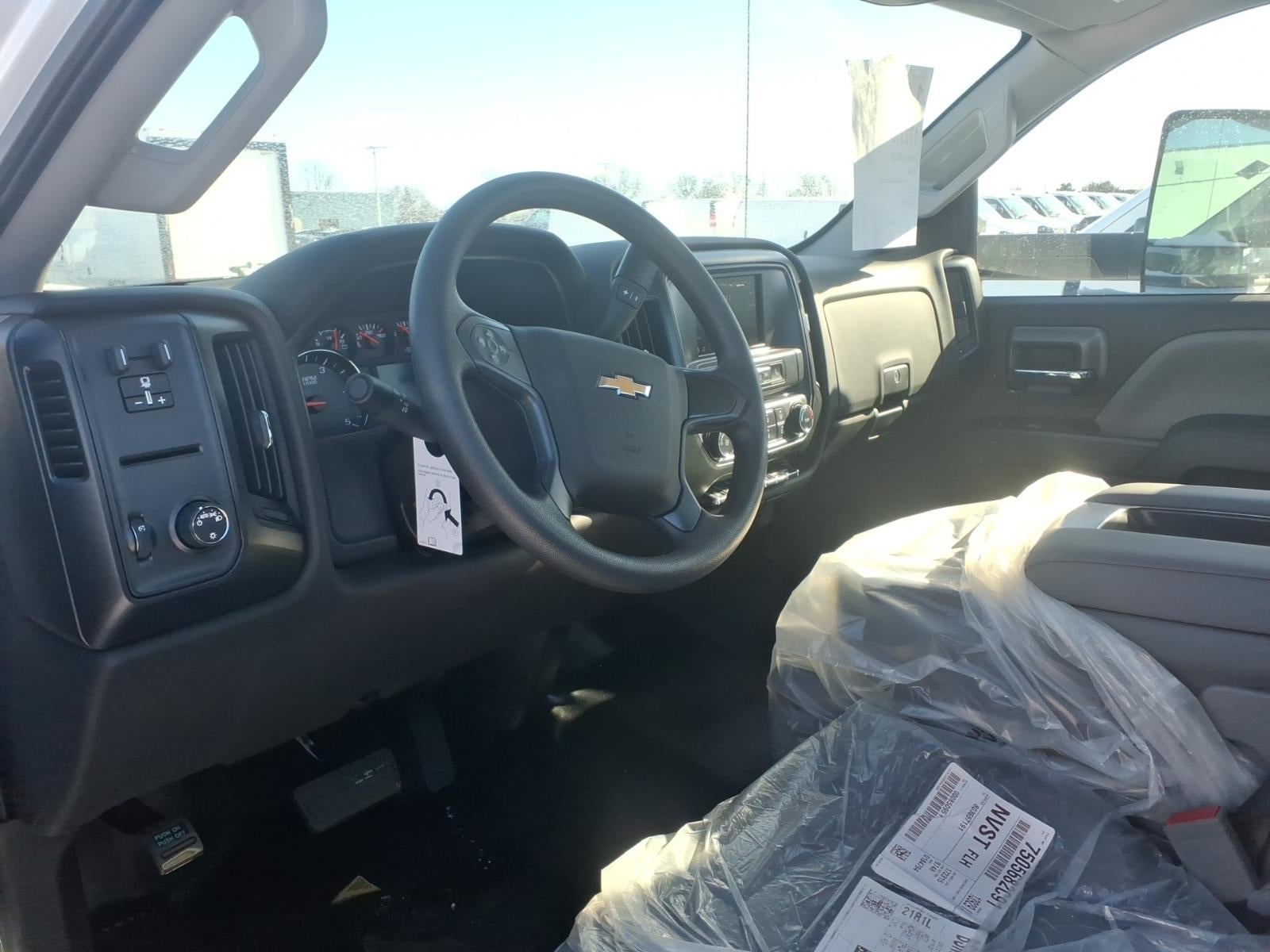2025 Chevrolet Express Cutaway 3500 1WT