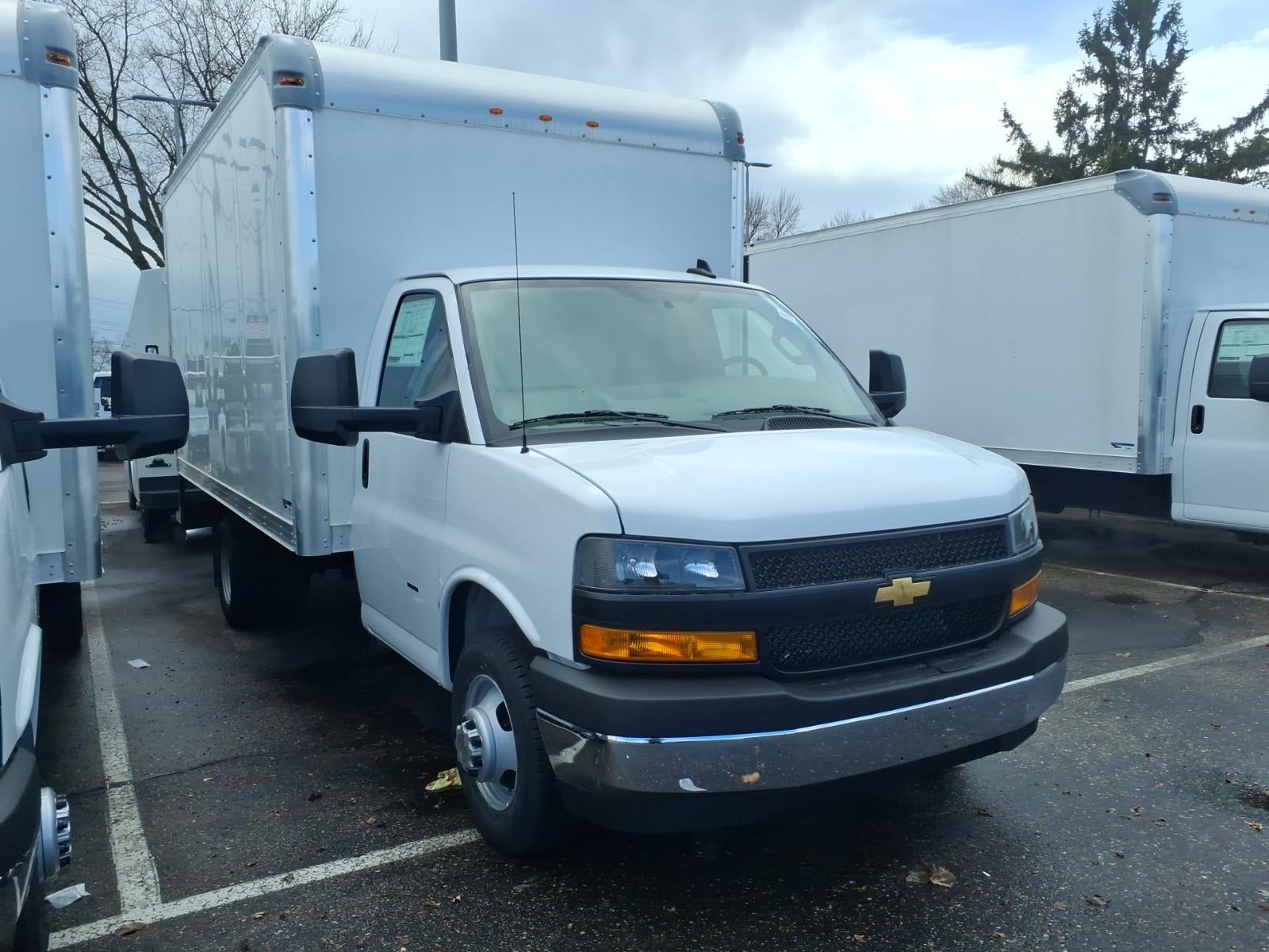 2025 Chevrolet Express Cutaway 3500 1WT