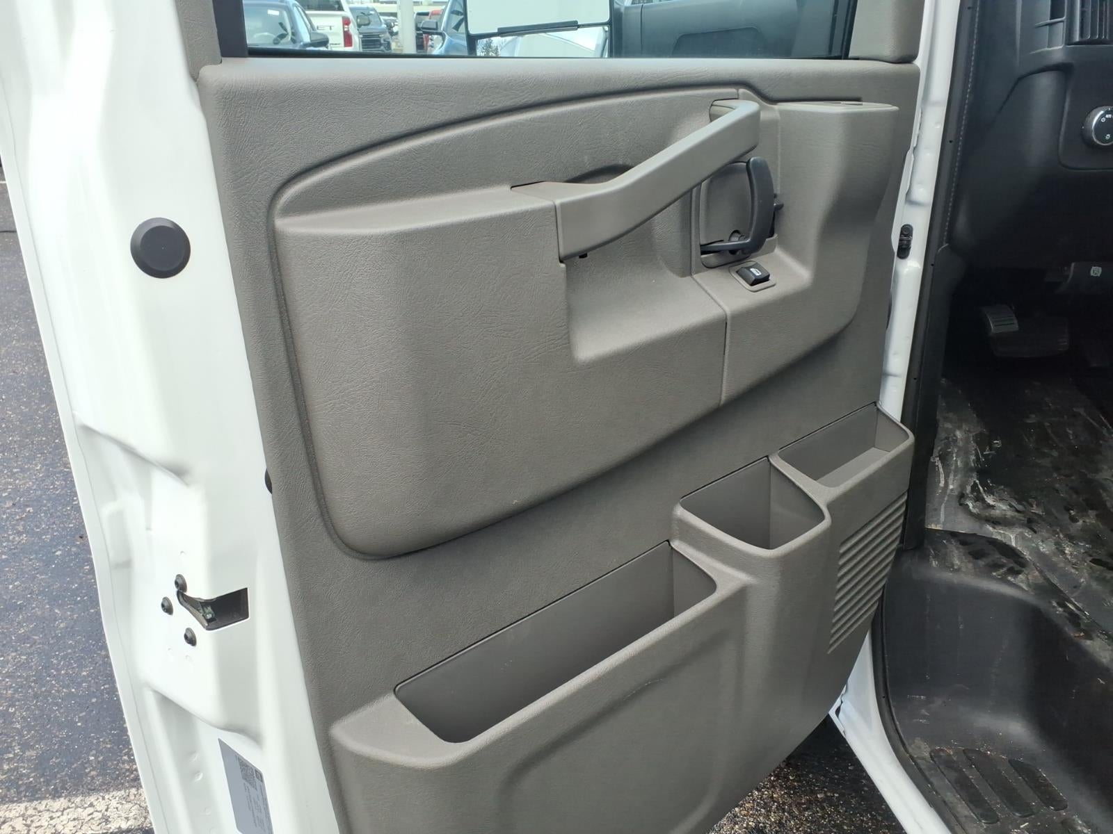 2025 Chevrolet Express Cutaway 3500 1WT