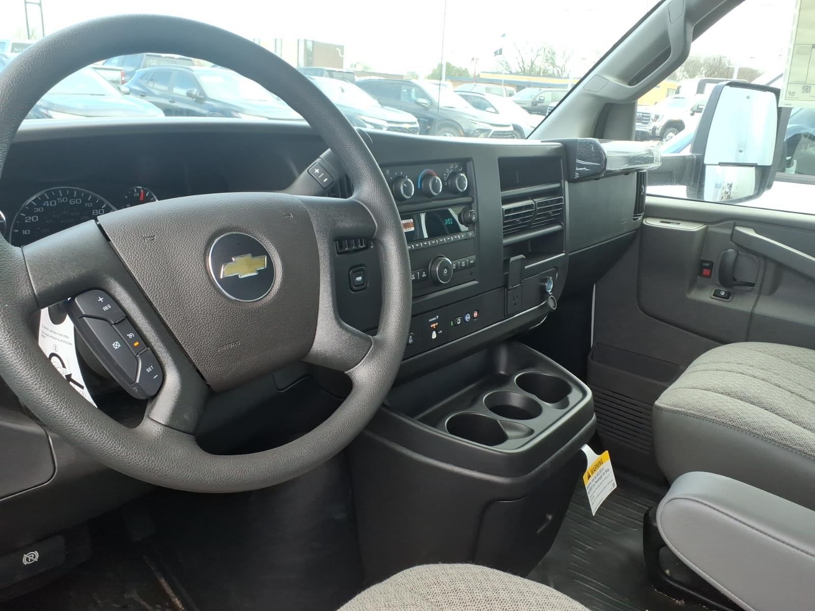 2025 Chevrolet Express Cutaway 3500 1WT