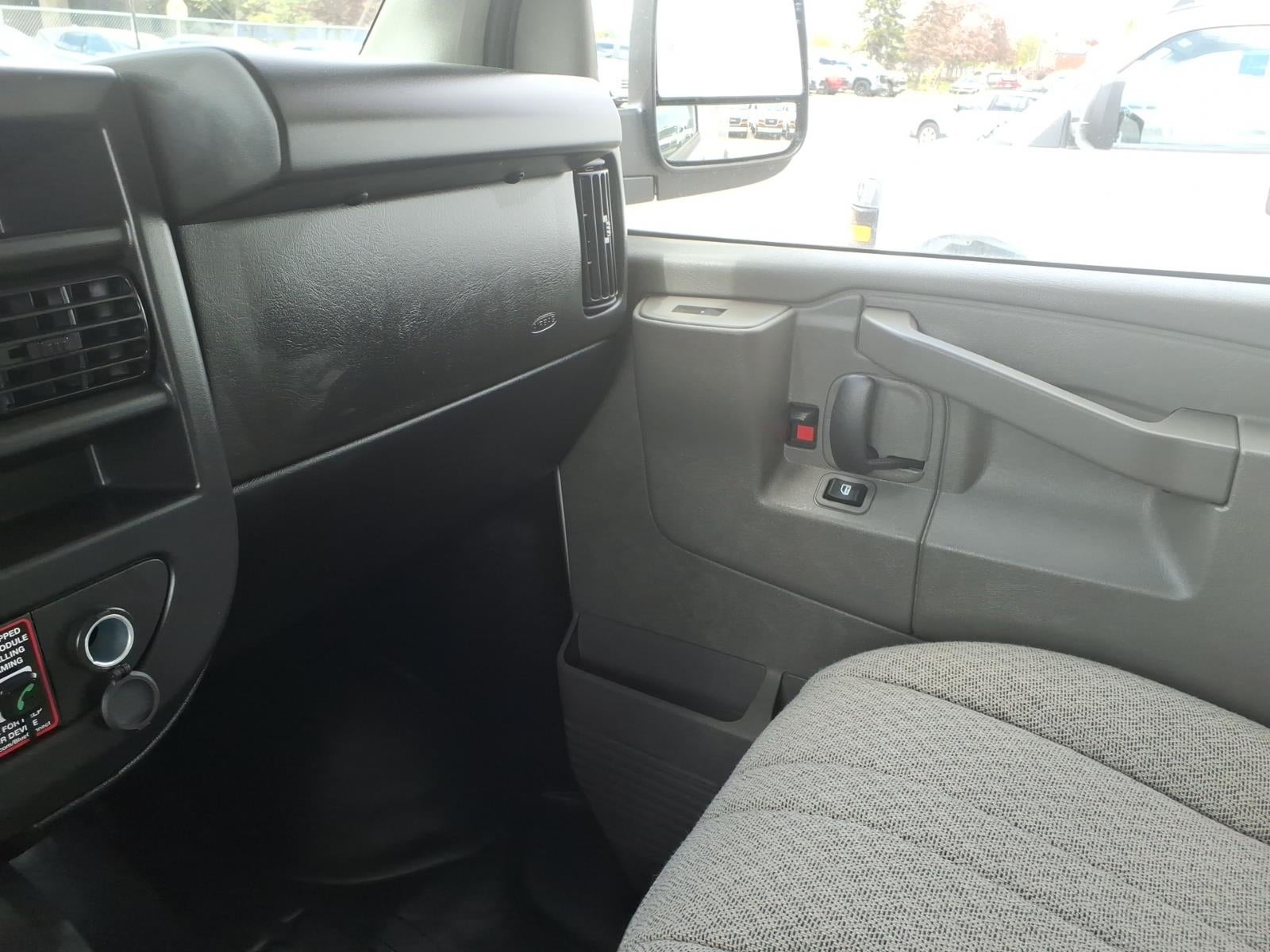 2025 GMC Savana Cutaway 3500 1WT