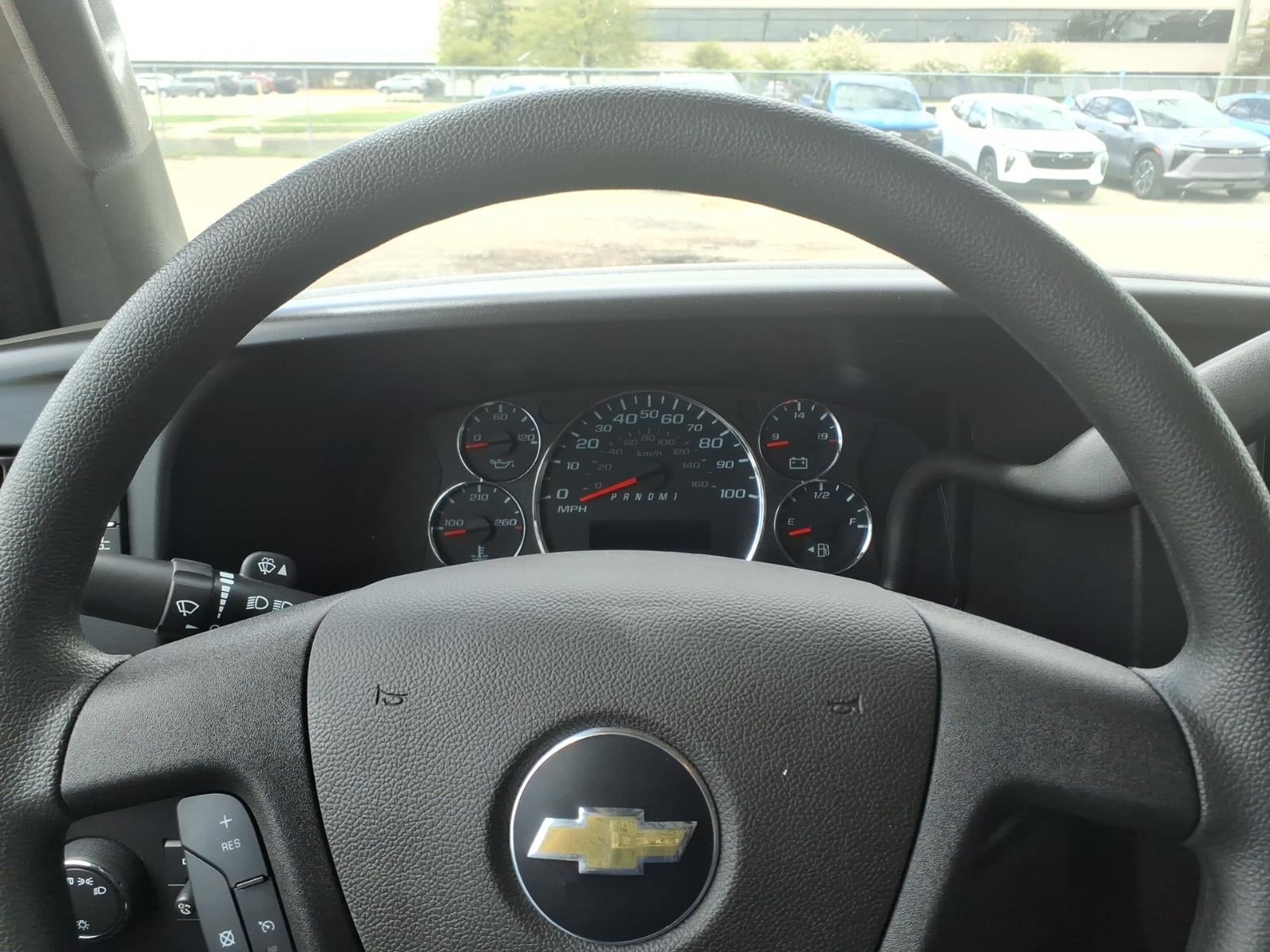 2025 GMC Savana Cutaway 3500 1WT