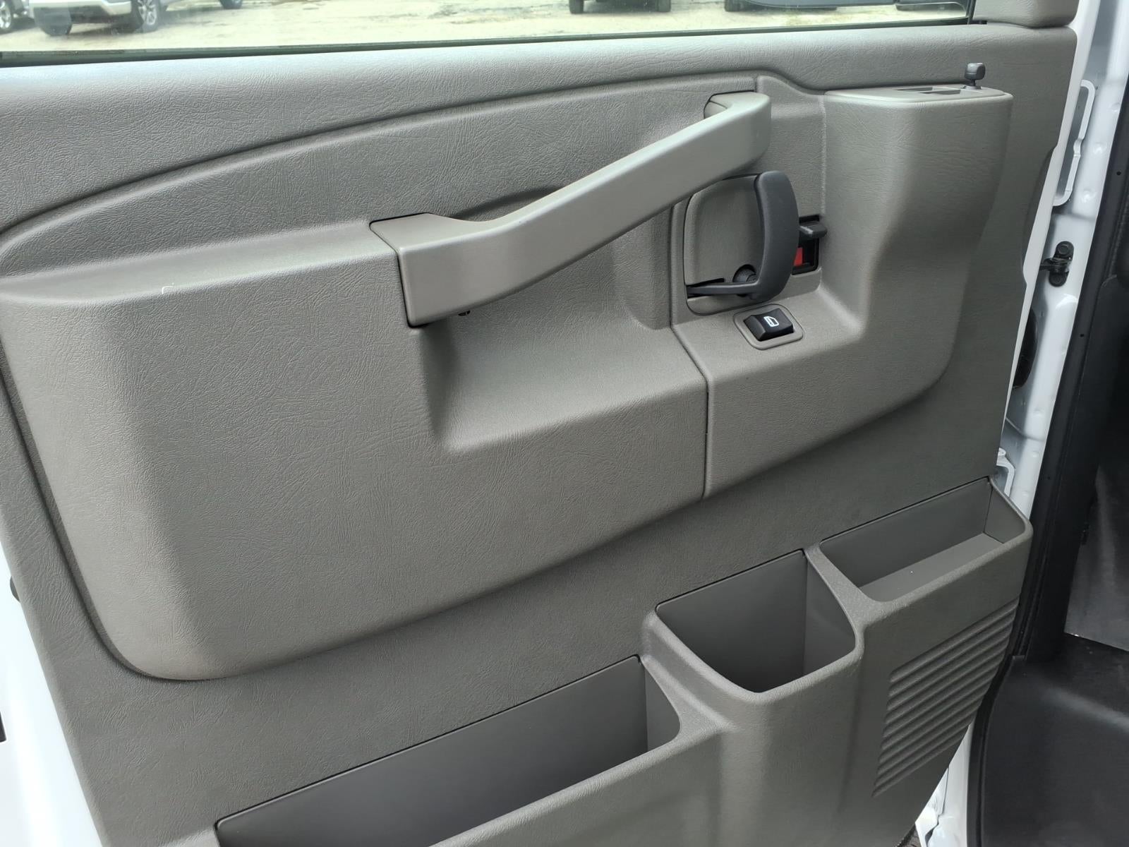 2025 GMC Savana Cutaway 3500 1WT