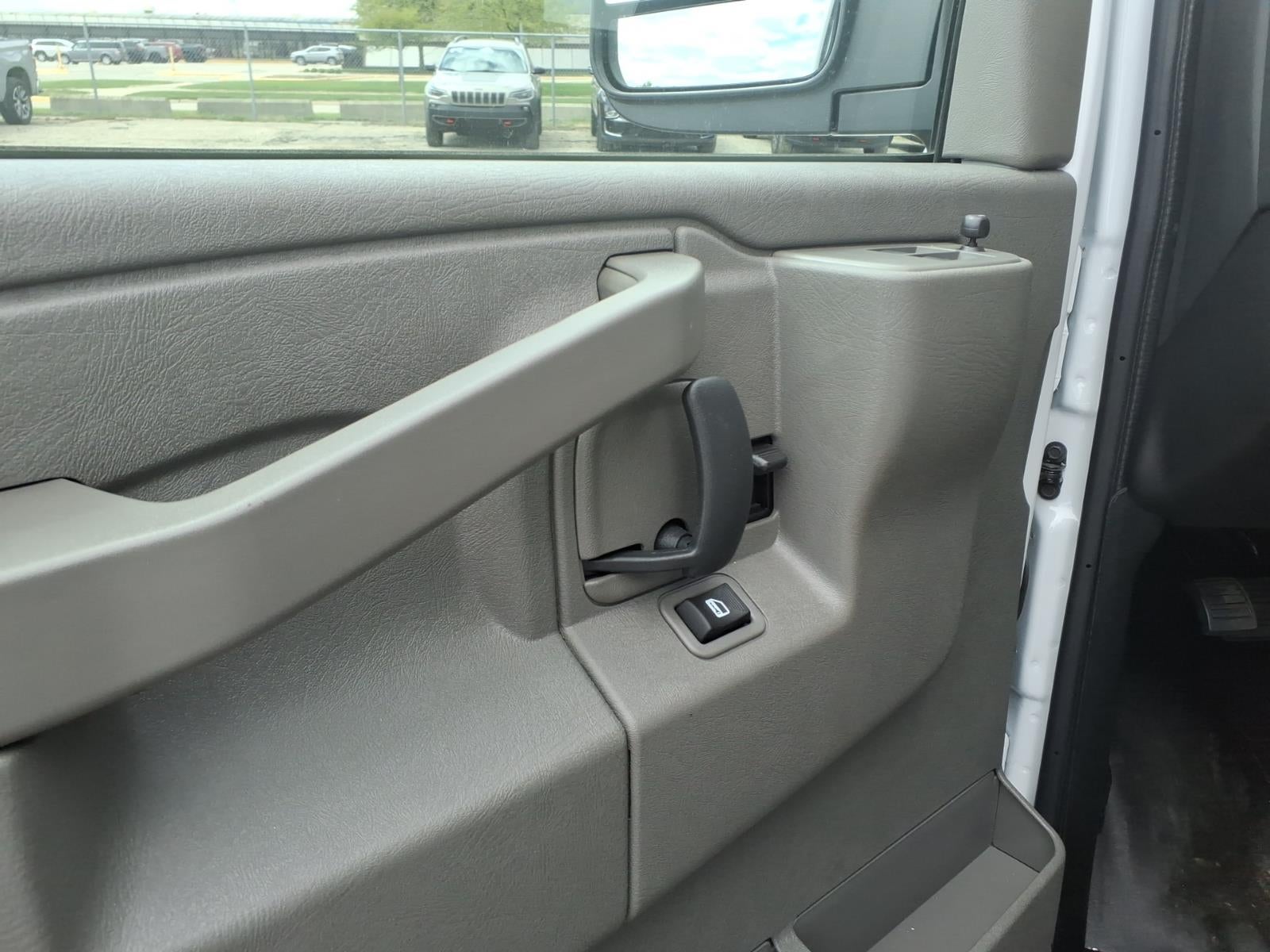 2025 GMC Savana Cutaway 3500 1WT