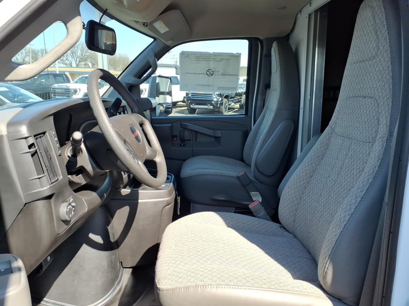 2025 GMC Savana Cutaway 3500 1WT