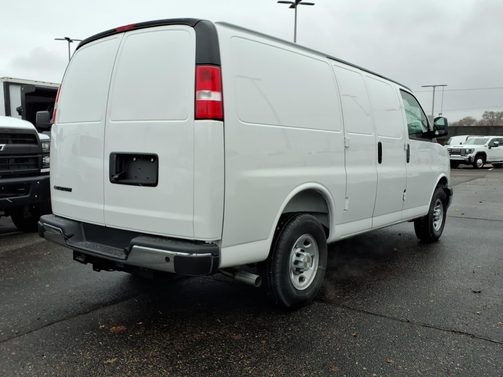 2025 Chevrolet Express Cargo WT