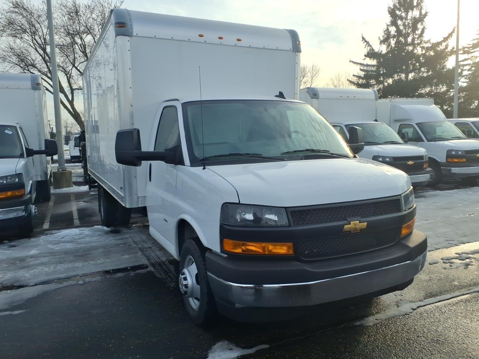 2026 Chevrolet Express Cutaway 3500 1WT