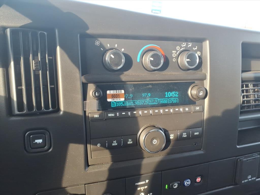 2025 Chevrolet Express Cutaway 3500 1WT