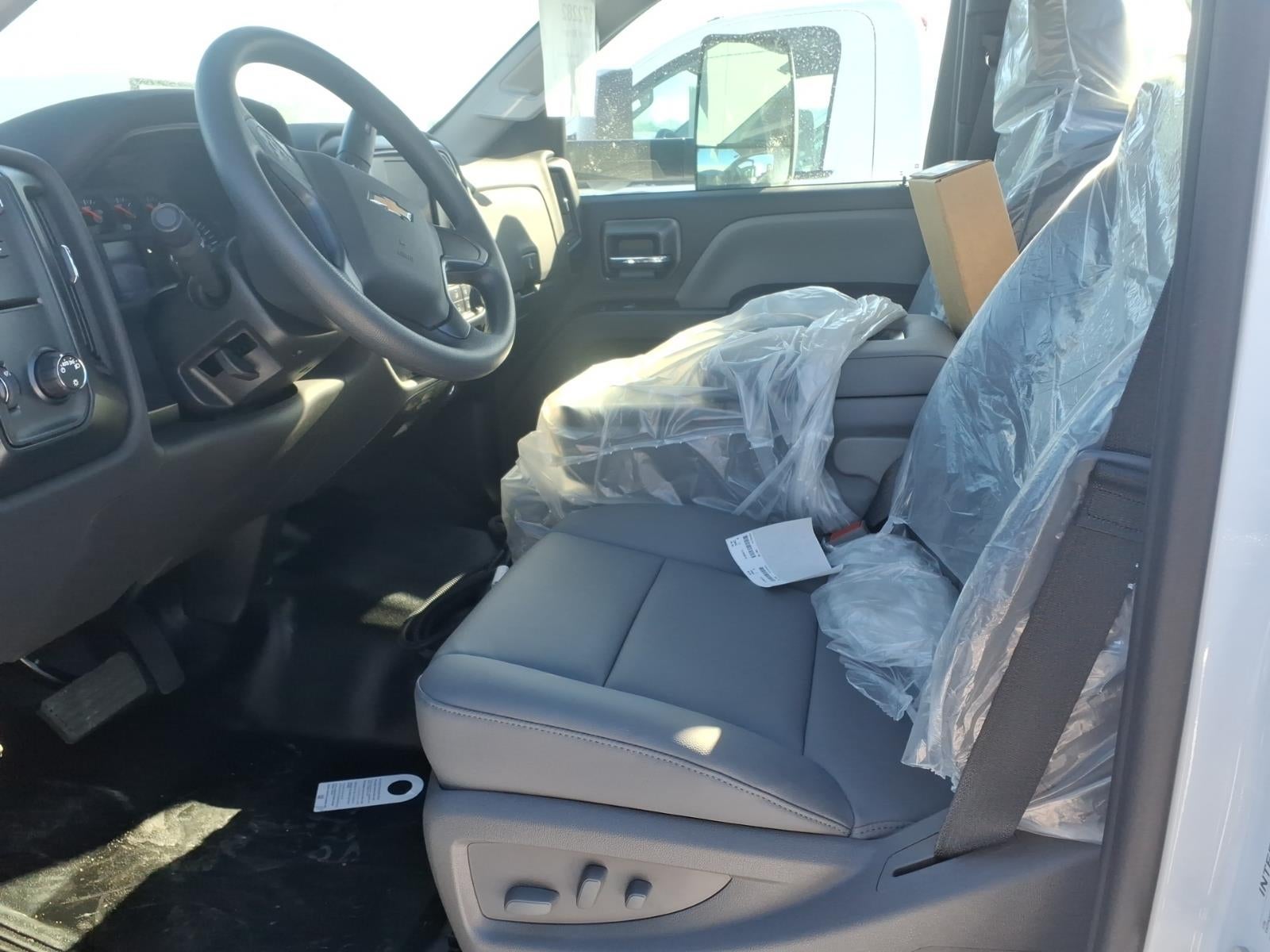 2025 Chevrolet Express Cutaway 3500 1WT