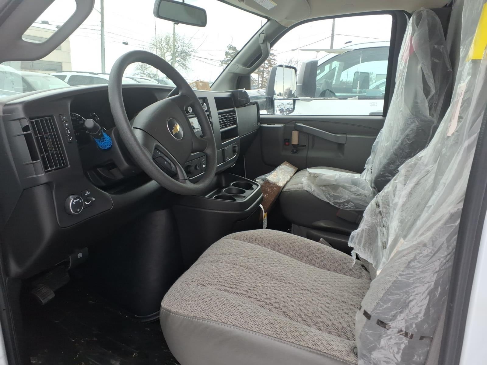 2025 GMC Savana Cutaway 3500 1WT